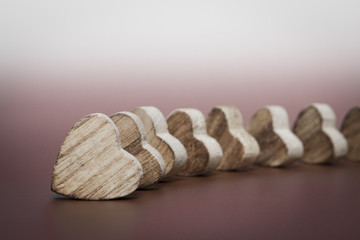 viele Holzherzen 