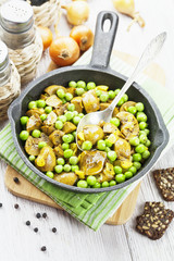 Kidneys with green peas and curry