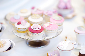 Obraz na płótnie Canvas Delicious colorful wedding cupcakes