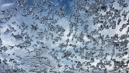 Eiskristalle an Fensterscheibe