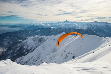 Crédence de cuisine en verre imprimé Sports aériens Paraglider launching from snowy slope