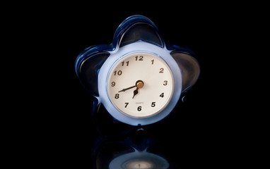 Réveil matin sur fond noir