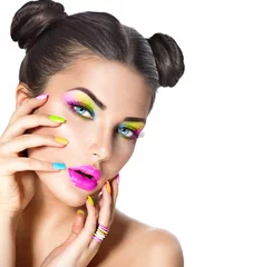 Fotobehang Schoonheidsmeisje met kleurrijke make-up, nagellak en accessoires © Subbotina Anna