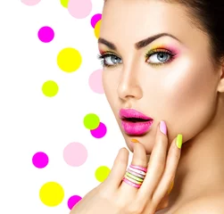 Rolgordijnen Schoonheidsmeisje met kleurrijke make-up, nagellak en accessoires © Subbotina Anna