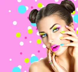 Türaufkleber Schönheitsmädchen mit buntem Make-up, Nagellack und Accessoires © Subbotina Anna