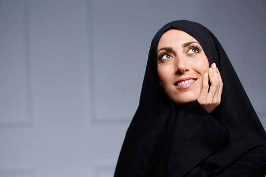 Beautiful muslim woman posing in chador