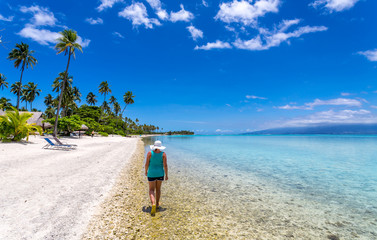 Promenade sur une plage polynésienne