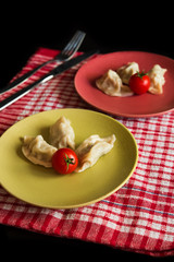 Steamed chinese jiaozi with tomato