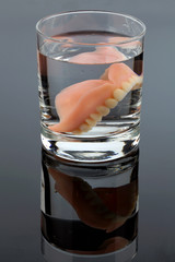 Zahnprothese im Wasserglas