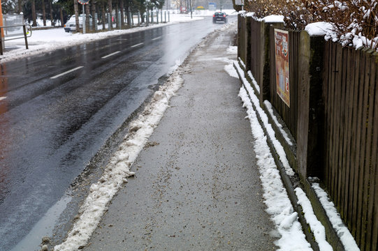 Schnee auf Gehweg