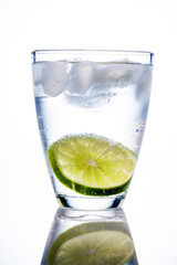 Wasserglas und Limette