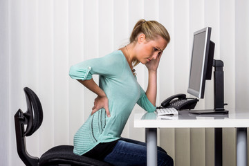 Frau mit Rückenschmerzen im Büro - obrazy, fototapety, plakaty