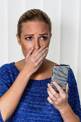 Frau ist über SMS geschockt