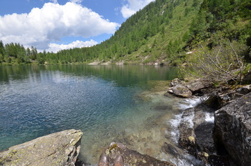 montagna con lago