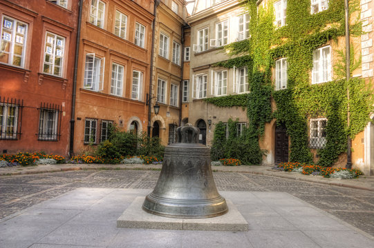 Une ancienne cloche sur la place en centre de Varsovie, Pologne
