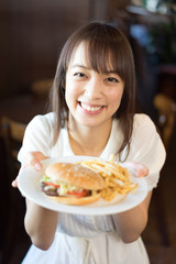 ハンバーガーを食べる女性