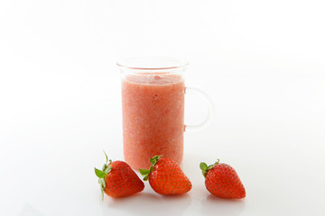 新鮮な苺と飲み物