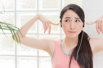 Naklejka premium ヘッドフォンで音楽を聴く女性