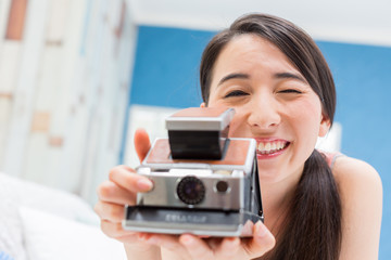 Fototapeta premium カメラを構える女性