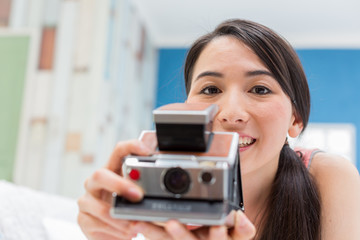 Fototapeta premium カメラを構える女性