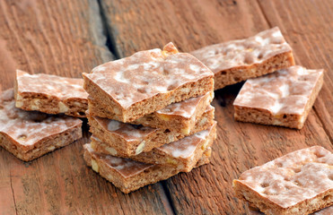 Original Basler L&auml;ckerli auf Holz