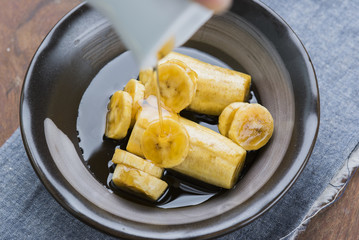 Banana slices with honey