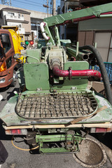 住宅建設　ミキサー車からポンプ車への生コンの注入