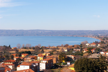 Veduta di Bolsena sul lago
