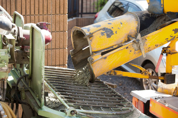 住宅建設　ミキサー車からポンプ車への生コンの注入