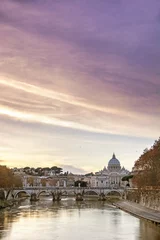 Foto op Plexiglas Lavendel Sint-Pietersbasiliek in Vaticaanstad gezien vanaf de rivier