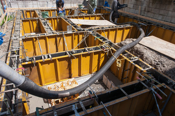 住宅の基礎工事　型枠への生コン打設