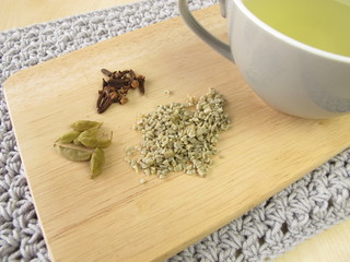 Grüner Kaffee mit Kardamom und Gewürznelken