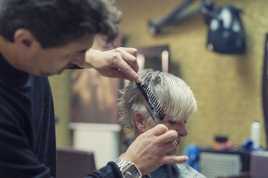 Seniorin beim Friseur