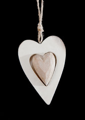 coeur en bois sculpté sur fond noir