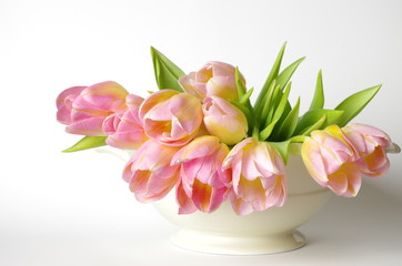 rosa Tulpenstrauß in einer Schale