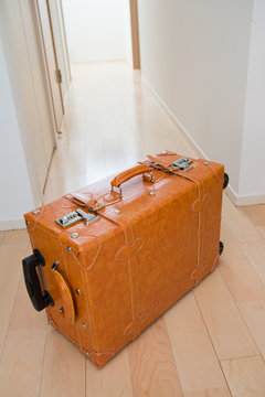 玄関に置いたスーツケース