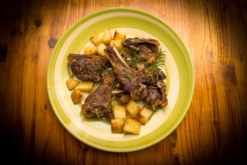 Carne di agnello e patate arrosto, cucina italiana