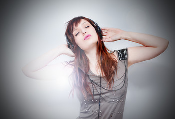 Hermosa mujer joven escuchando música con auriculares