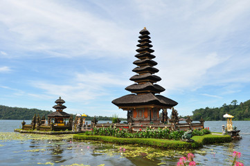Fototapeta na wymiar Ulun Danu temple Beratan Lake in Bali Indonesia