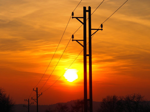 Strommast und Sonnenuntergang