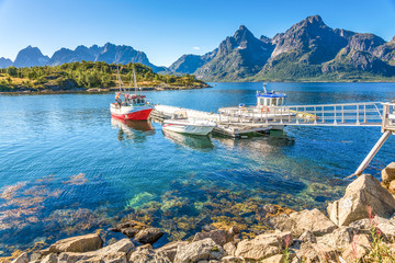Steg mit Booten, Trollfjord, Lofoten, Norwegen