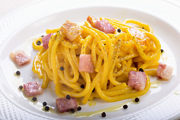 spaghetti carbonara close up