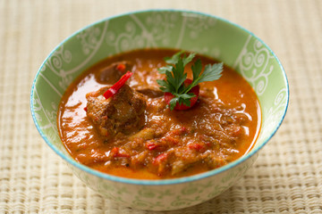 Gulasch mit Paprika in grüner Schale