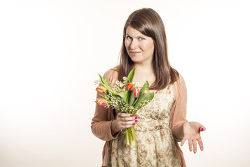 Junge Frau ist nicht begeistert von Blumenstrauß