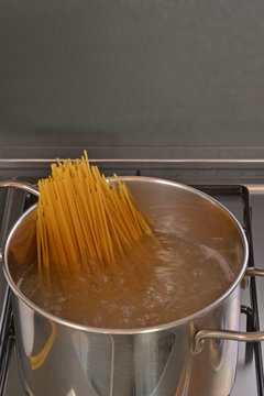 Hirviendo espaguetis en una olla.cocinando pasta.