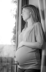 Ragazza in gravidanza alla finestra