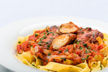 Bandnudeln mit Hähnchen und Tomaten Lauch Soße