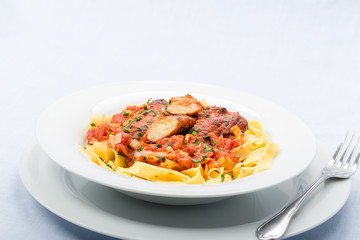 Bandnudeln mit Hähnchen und Tomaten Lauch Soße