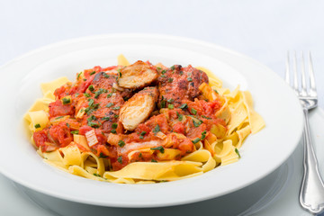 Bandnudeln mit Hähnchen und Tomaten Lauch Soße