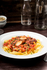 Bandnudeln mit Hähnchen und Tomaten Lauch Soße